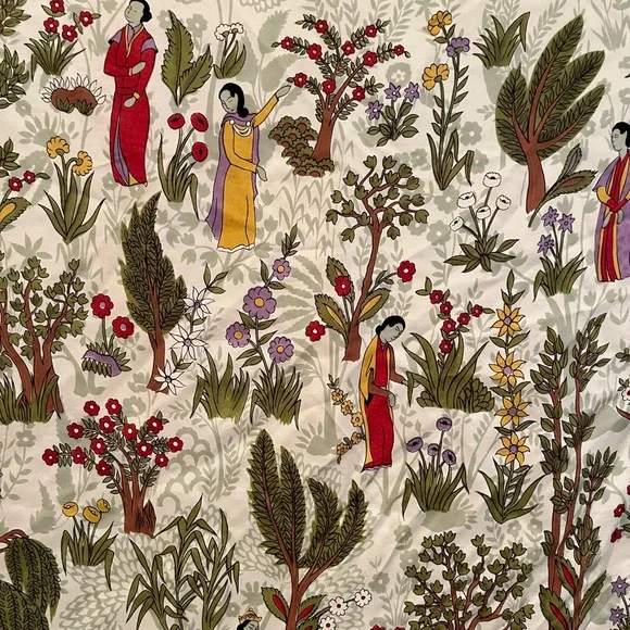 Elegant 100% Silk Square Scarf with Asian Decorative Figures and Flowers. 🌺 🌹🌸 - Picture 3 of 4